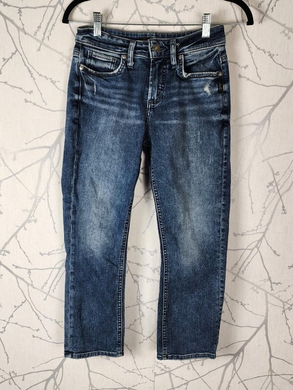 Silver Suki Medium Wash Stretch Denim Mid Rise Capri Jeans